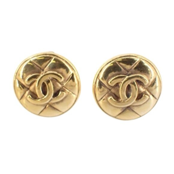 Gold quilted Chanel button earrings - Picture 7 of 11